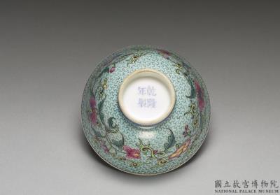 图片[3]-Zhong wine cup with flower on a polychrome light green ground in falangcai painted enamels, Qianlong reign (1736-1795), Qing dynasty-China Archive